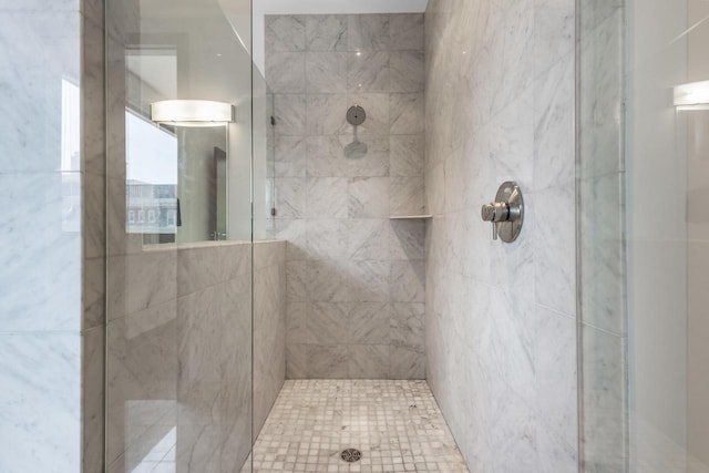 bathroom featuring tiled shower