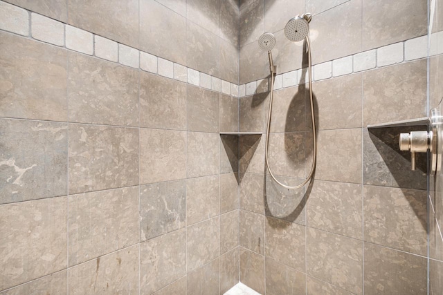 details featuring tiled shower