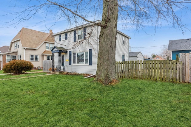 view of front of property featuring a front yard