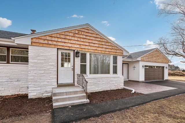 view of front of property featuring a garage