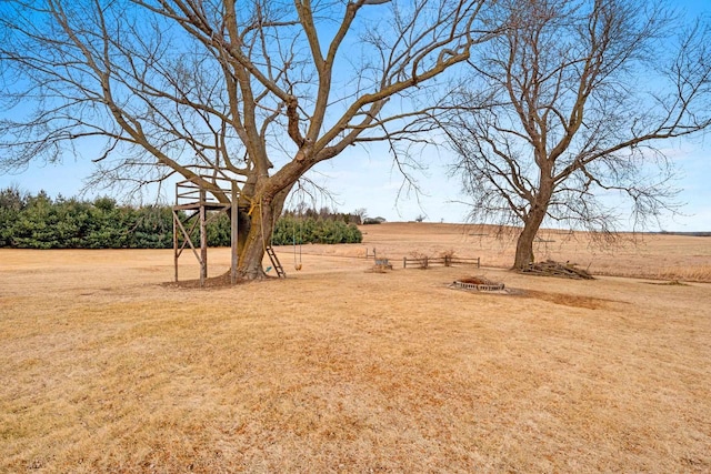 view of yard featuring a rural view