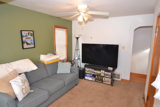 living room with light carpet and ceiling fan