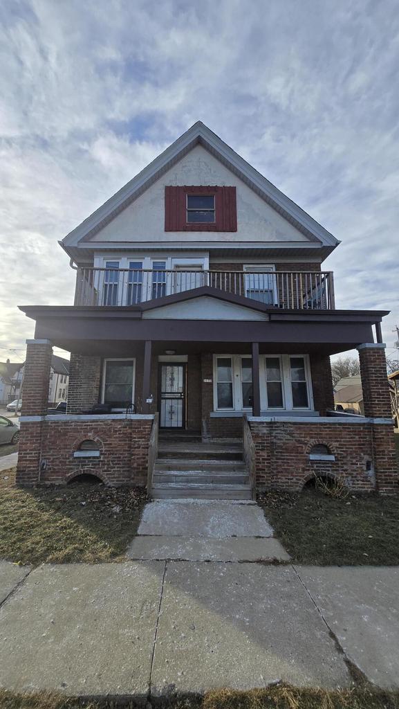 view of front facade with a porch and a balcony