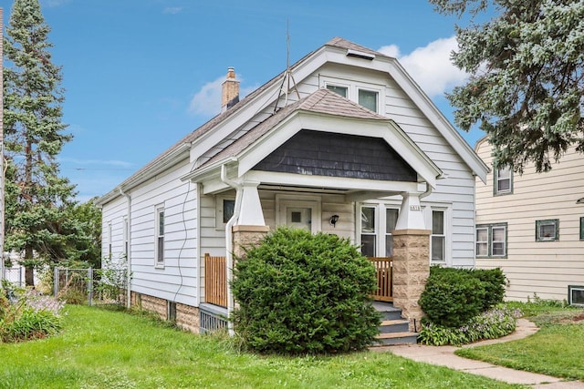 view of front of home with a front lawn