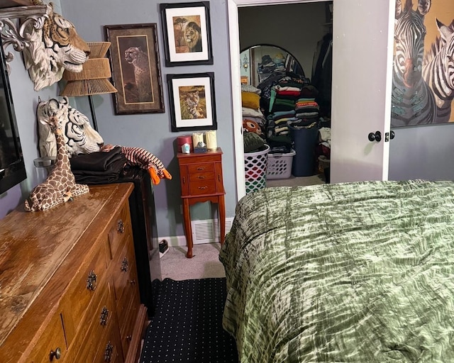 bedroom featuring carpet flooring and a closet