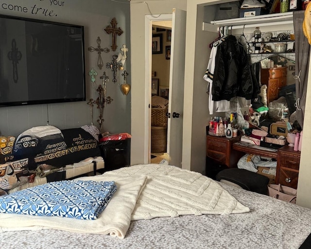 bedroom featuring a closet