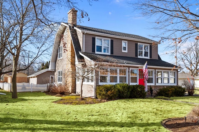 view of front of property featuring a front yard