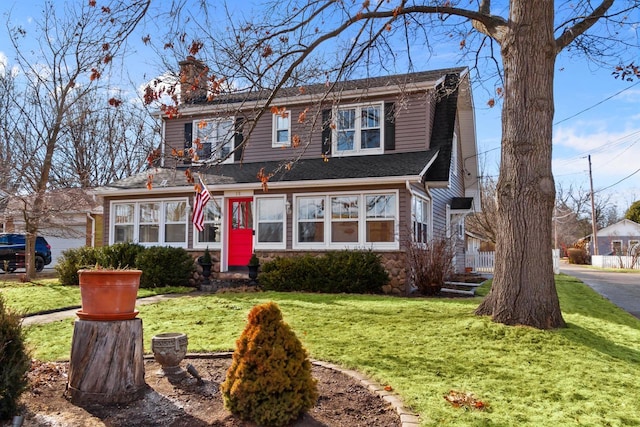 view of front facade featuring a front yard