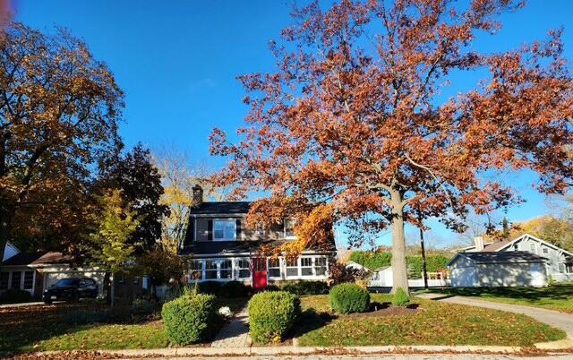 view of front of house featuring a front yard