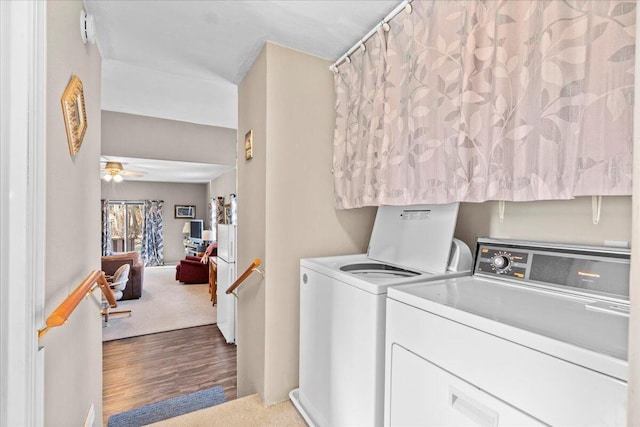 clothes washing area with ceiling fan, wood-type flooring, and washer and clothes dryer