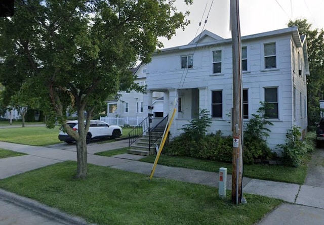 view of front of home featuring a front yard