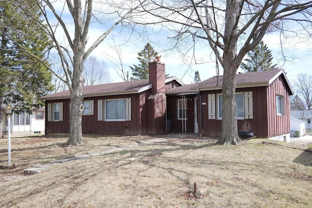 single story home featuring a front lawn