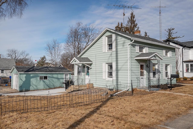 view of front of property with a front lawn