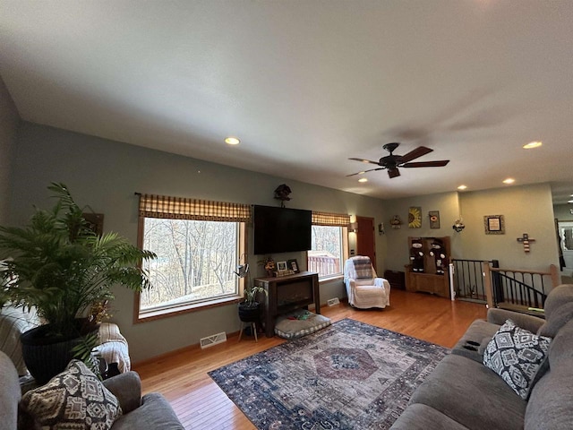 living area featuring baseboards, recessed lighting, visible vents, and light wood-style floors