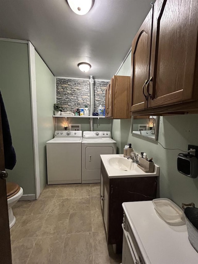 interior space with a sink, laundry area, and washing machine and clothes dryer