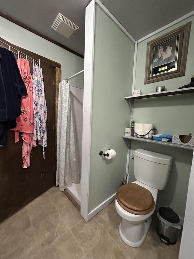 bathroom with toilet, curtained shower, visible vents, and baseboards