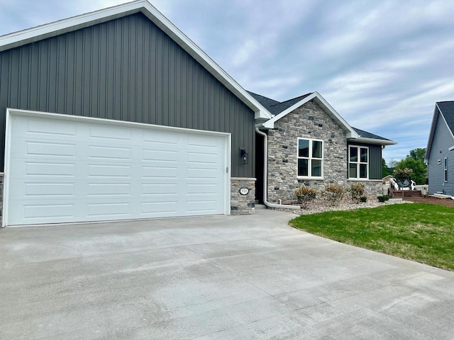 view of front facade with a garage and a front yard