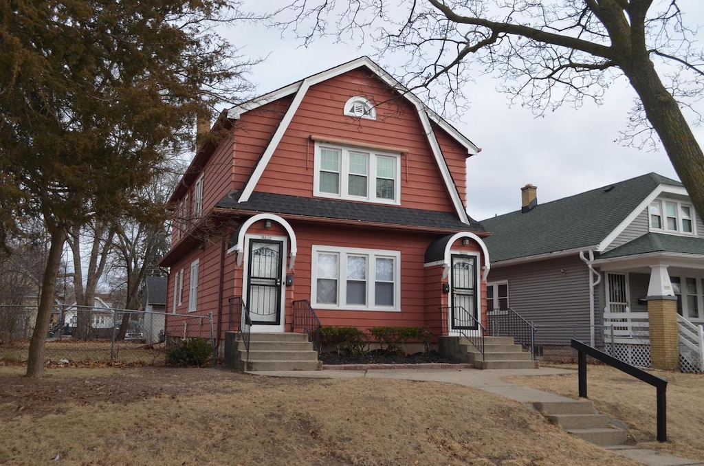 view of front of property featuring a front yard