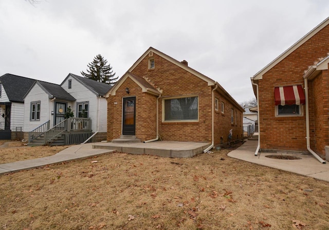 view of front of house featuring a patio area and a front yard