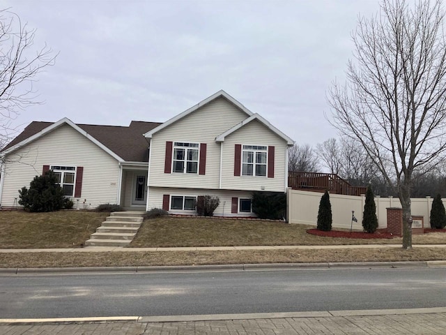 view of front facade with a front yard