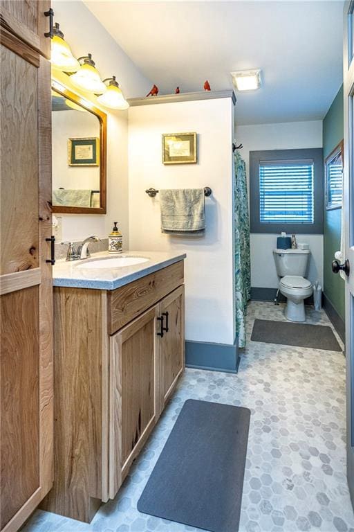 bathroom with vanity, a shower with shower curtain, and toilet