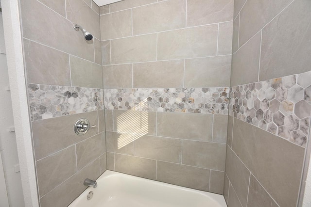 bathroom with tiled shower / bath