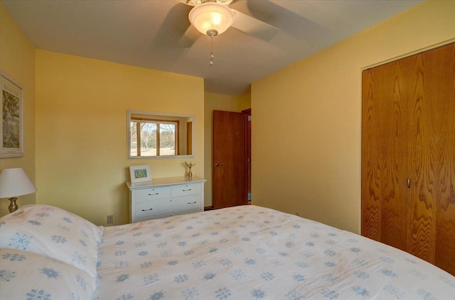 unfurnished bedroom featuring ceiling fan and a closet