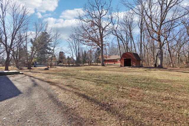 view of yard with an outbuilding