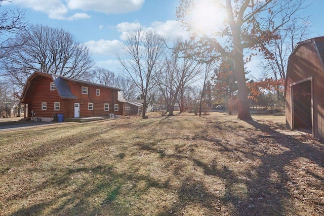 view of yard featuring an outdoor structure