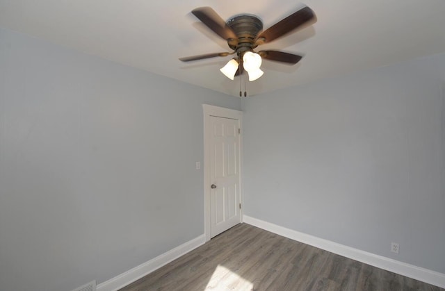 unfurnished room featuring dark wood-type flooring and ceiling fan