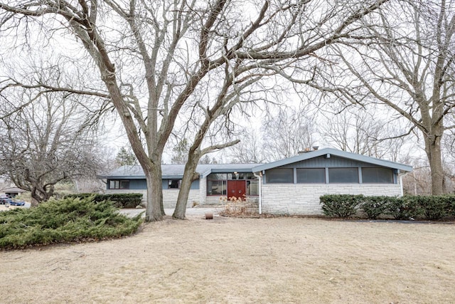 view of front of house featuring a front lawn