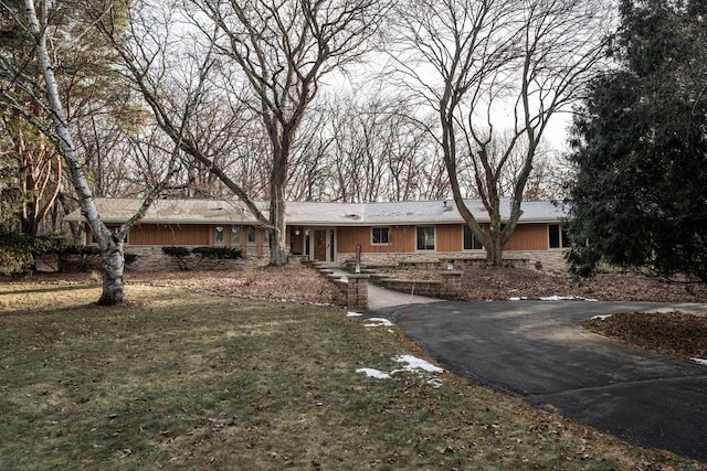 ranch-style home featuring a front yard