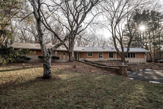 single story home featuring a front lawn