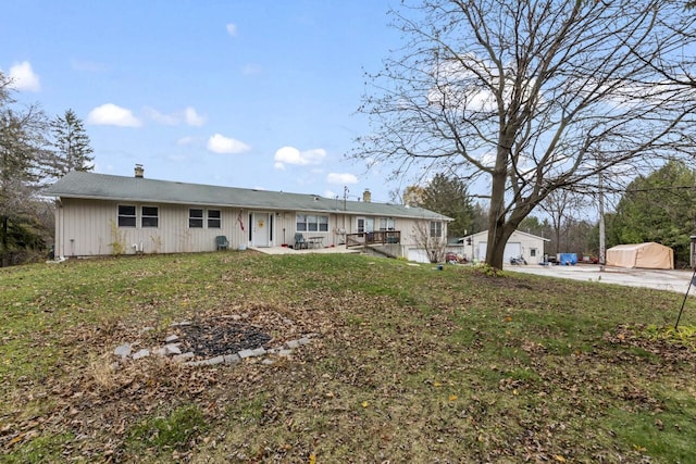 view of front facade with a front lawn