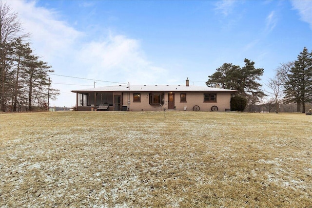 view of front of property featuring a front lawn