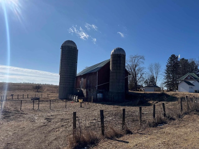 view of yard with an outbuilding