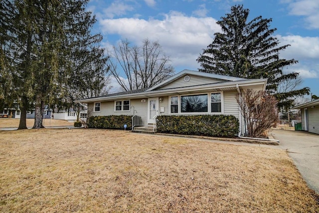 view of front of property featuring a front yard