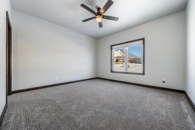 carpeted empty room featuring ceiling fan