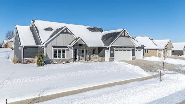 view of front facade featuring a garage