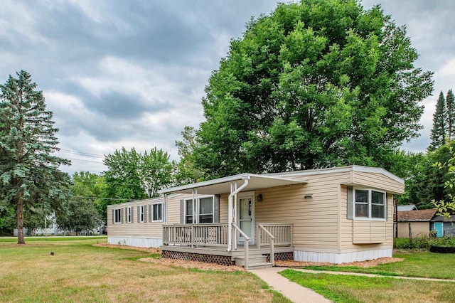 manufactured / mobile home featuring a front yard