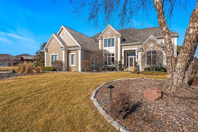 view of front facade featuring a front lawn