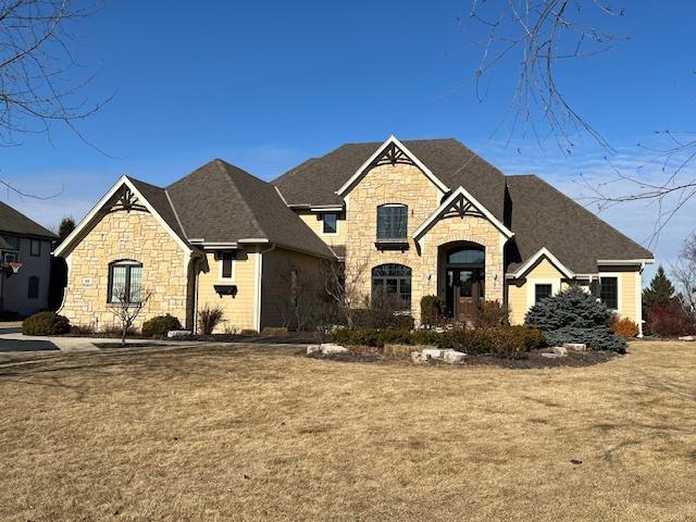 view of front of home featuring a front yard