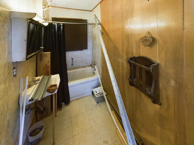3675 Flanner Ln, Laona, WI 54541 - bathroom featuring shower / tub combo with curtain