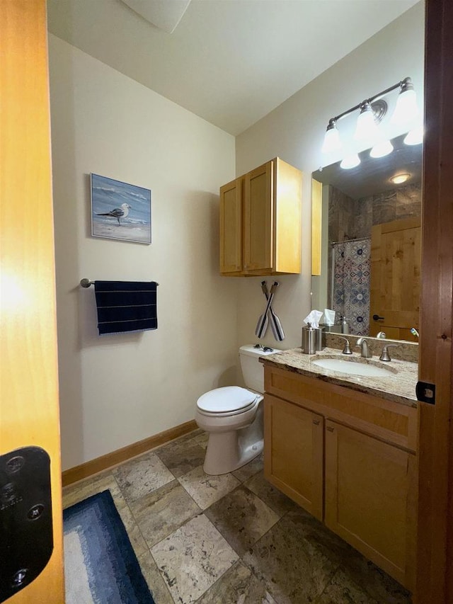 bathroom with a shower with curtain, vanity, and toilet