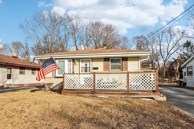 view of front facade with a front yard