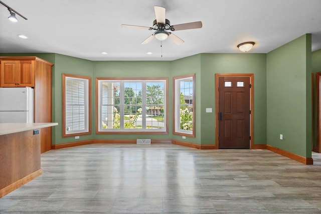 entryway with ceiling fan