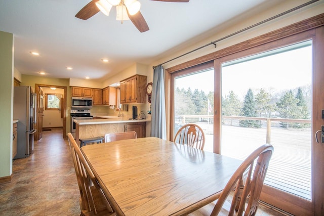 dining area featuring sink and ceiling fan