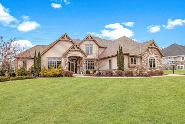 view of front of property featuring a front lawn