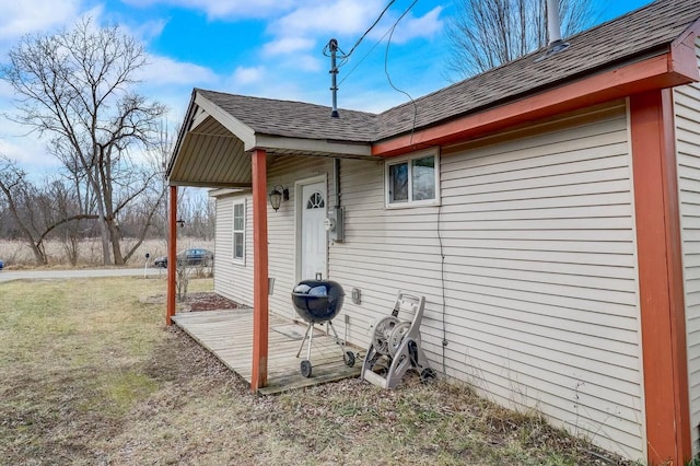 back of house featuring a lawn