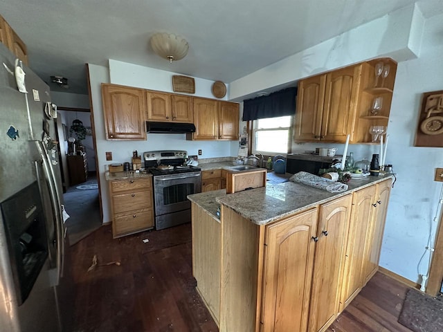 kitchen featuring stainless steel appliances, sink, dark hardwood / wood-style flooring, and kitchen peninsula